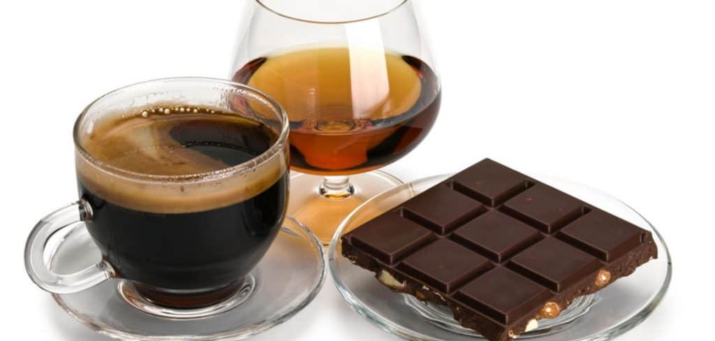 Imagem mostra café, chocolate, e vinho.