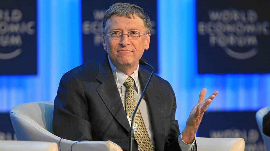 Bill Gates sentado durante evento