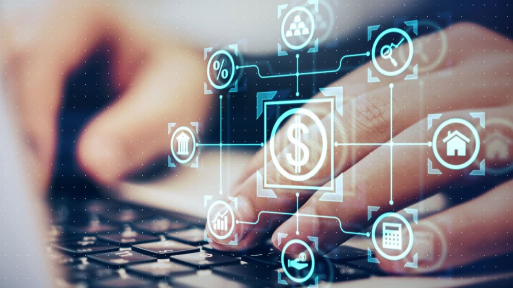 Ilustração com iconografia relacionada a dinheiro, bancos e fintechs em cima de foto de pessoa digitando em notebook