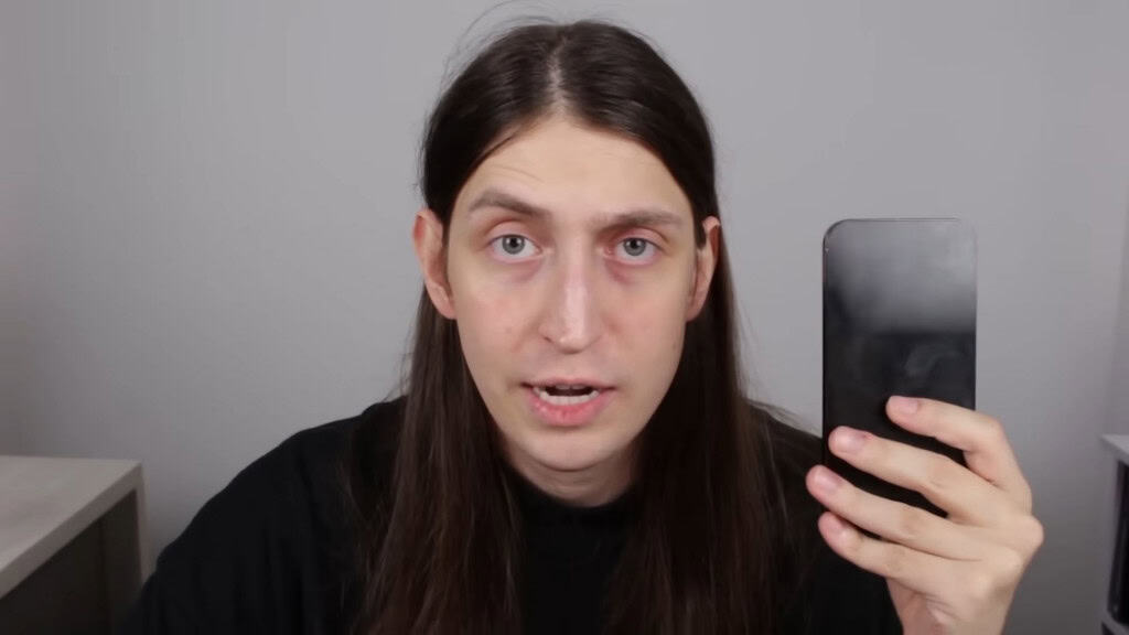 Youtuber Felca segurando celular em vídeo sobre adultização