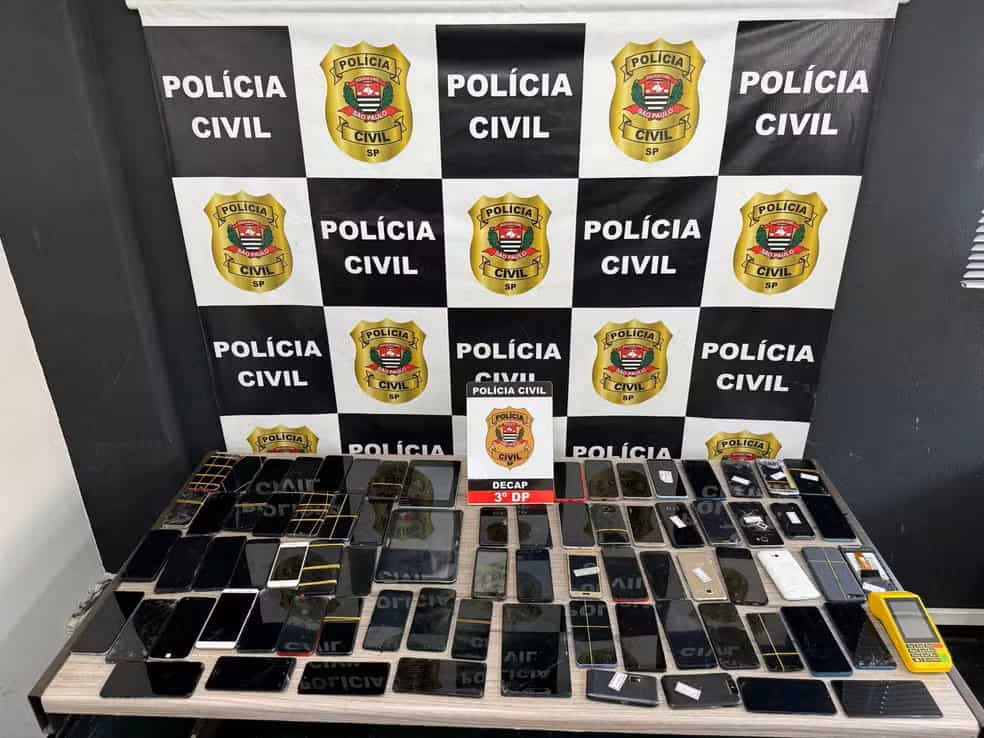 Vários celulares apreendidos em cima de uma mesa