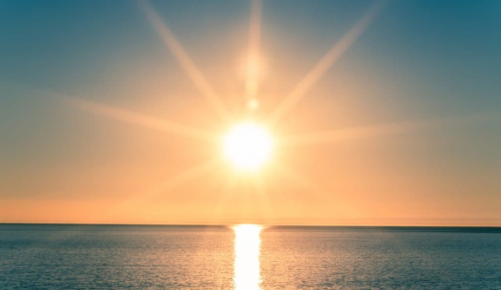 Sol acima do mar