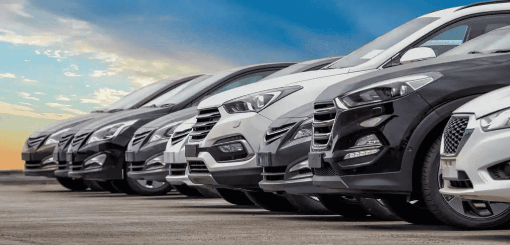 Fileira de carros de várias cores