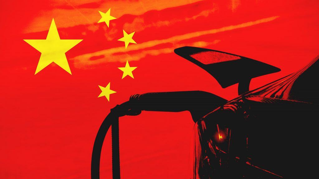 Bandeira da China ao fundo, com a sombra de um carro elétrico sendo carregado