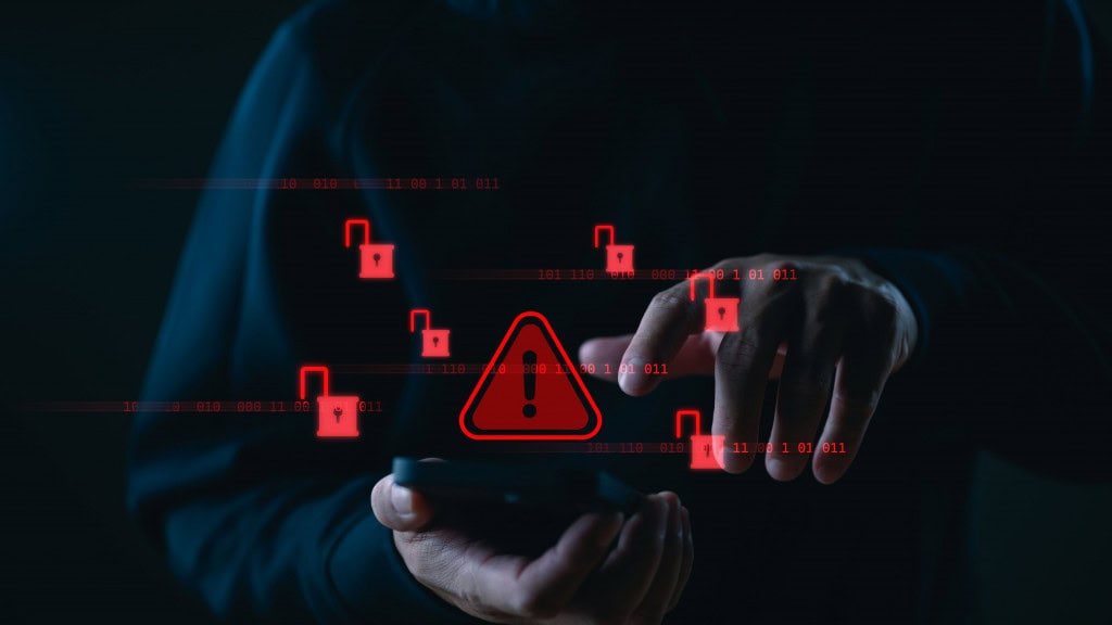 Ataque cibernético e cibercrime com smartphone. Hacker usando tecnologia de invasão na internet.