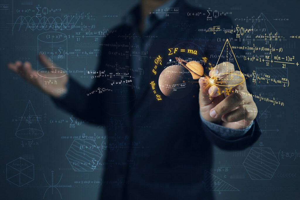 Homem apontando para planetas rodeados por equações matemáticas