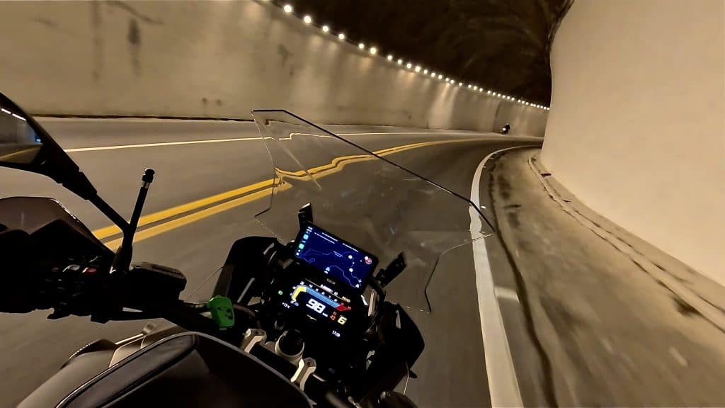moto no túnel