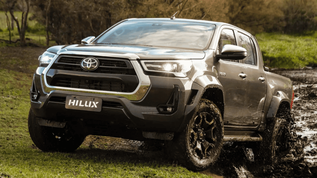 Toyota Hilux SRX 4x4 saindo de um atoleiro
