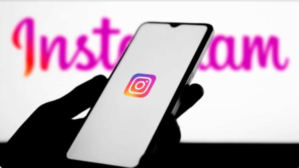 celular com logo instagram
