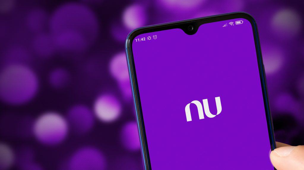 Logomarca do Nubank em smartphone