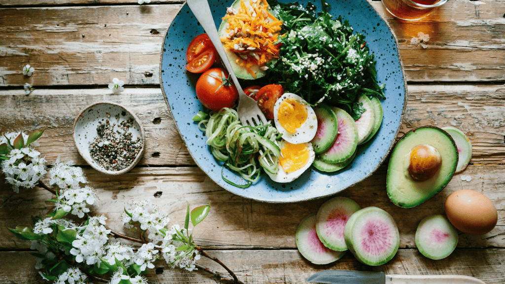 Prato com alimentos saudáveis