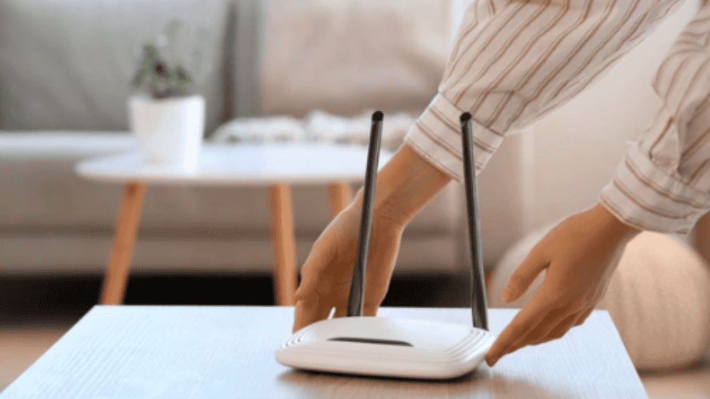 mulher colocando roteador em cima de mesa em um ambiente de sala