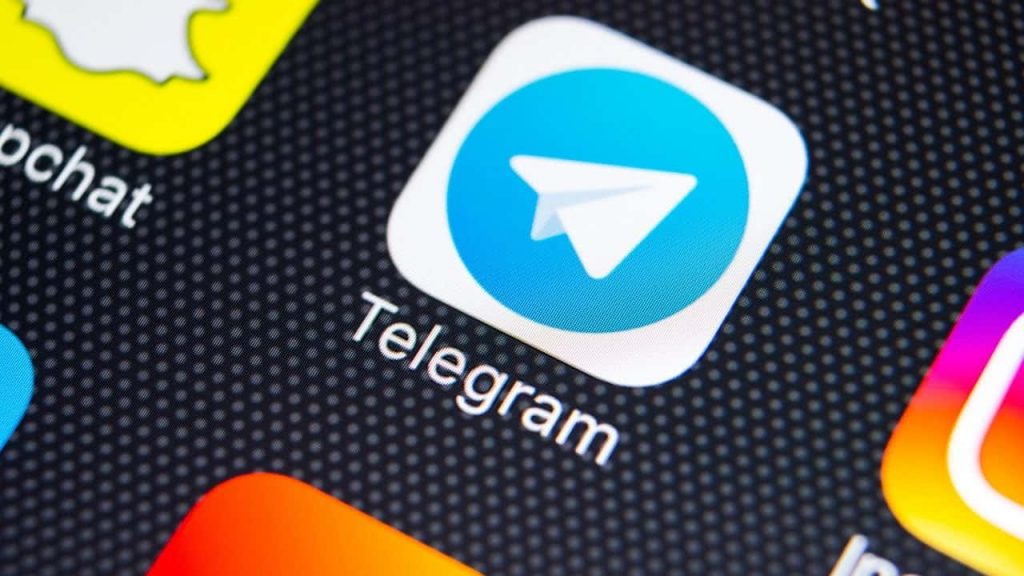 Ícone do Telegram em tela inicial de iPhone