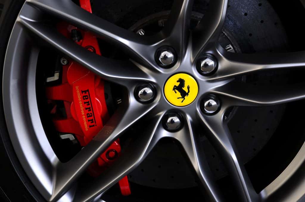 Close-up de uma roda de um carro esportivo Ferrari no Mugello Paddock. Ferrari SPA é uma fabricante italiana de carros esportivos de luxo, fundada por Enzo Ferrari.