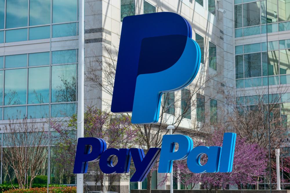 Logotipo do PayPal em frente ao prédio da sede da PayPal Holdings