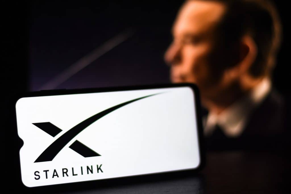 Elon Musk e logo da Starlink