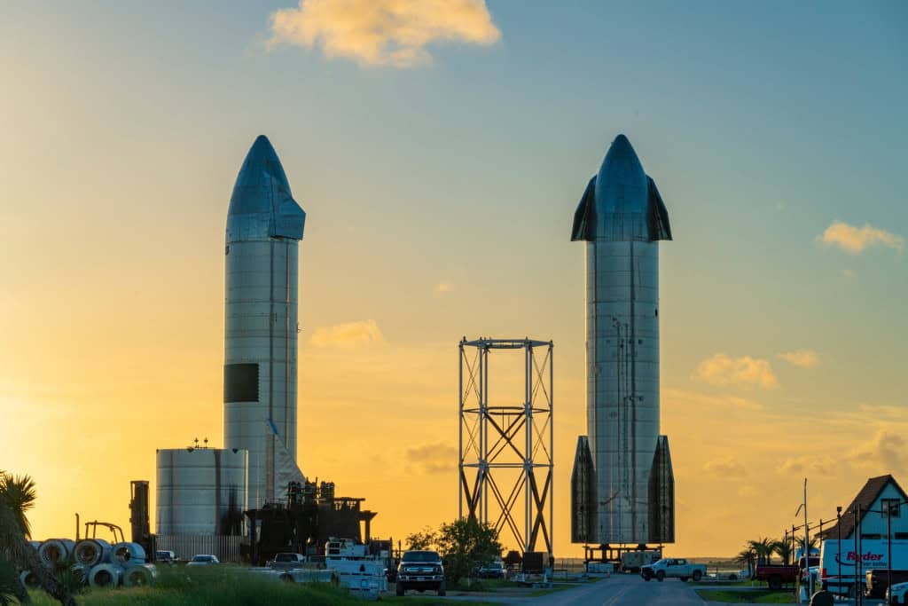 Duas unidades do Starship preparados na base de lançamento