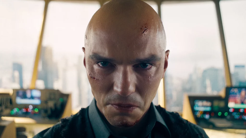 lex luthor, um home careca, com raiva
