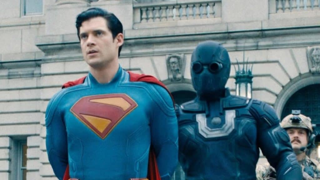 superman e um personagem mascarado com a letra U no peito