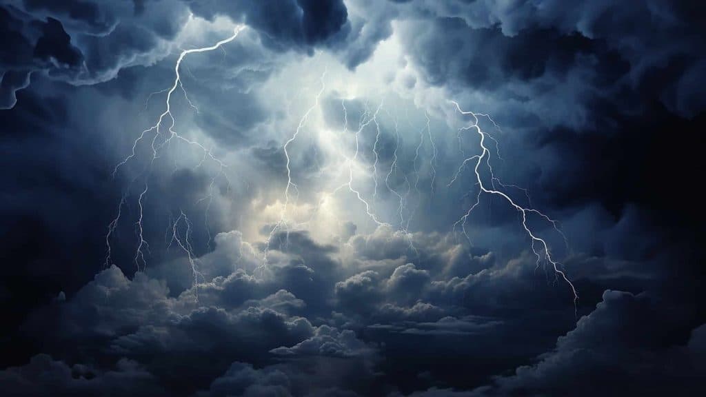 Chuvas com raios e nuvens escuras