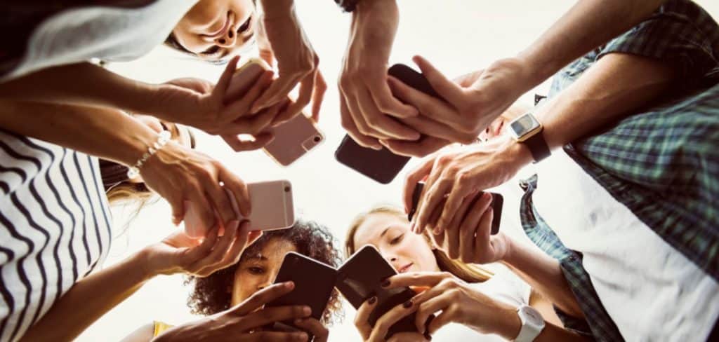 Imagem mostra vício em redes sociais na juventude.